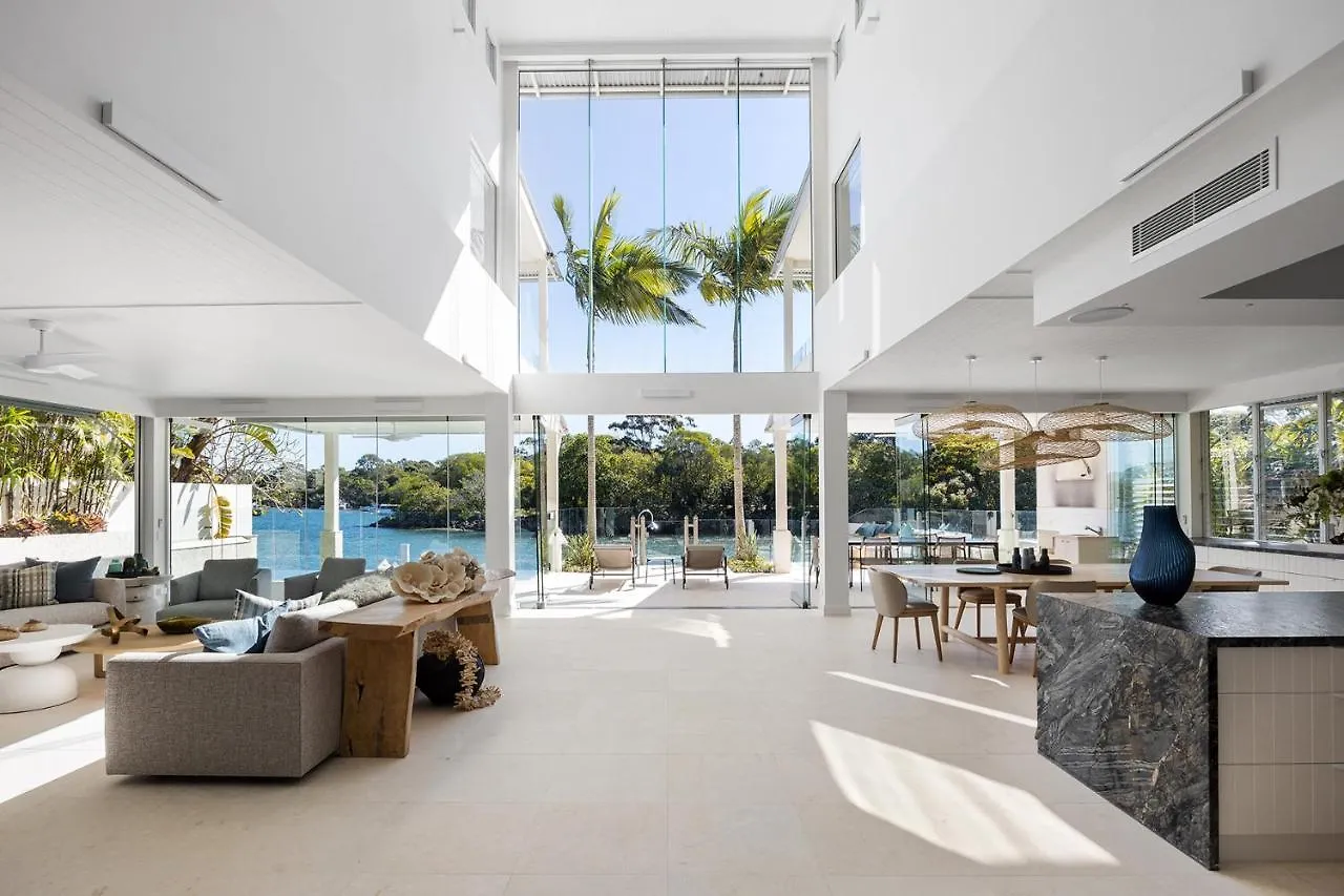 펜션 Iluka, Luxurious Riverfront Retreat 누사 오스트레일리아