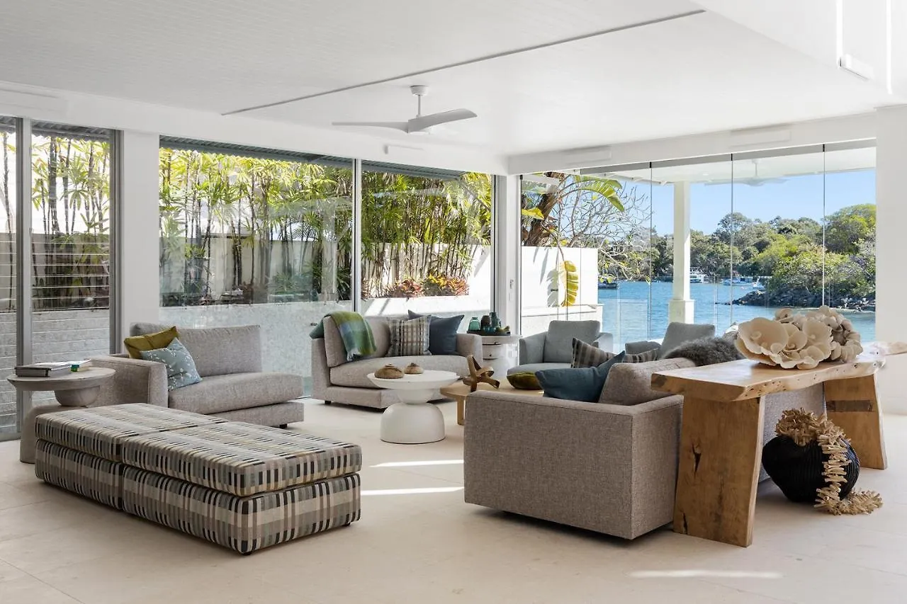 Iluka, Luxurious Riverfront Retreat 누사 0*,  오스트레일리아