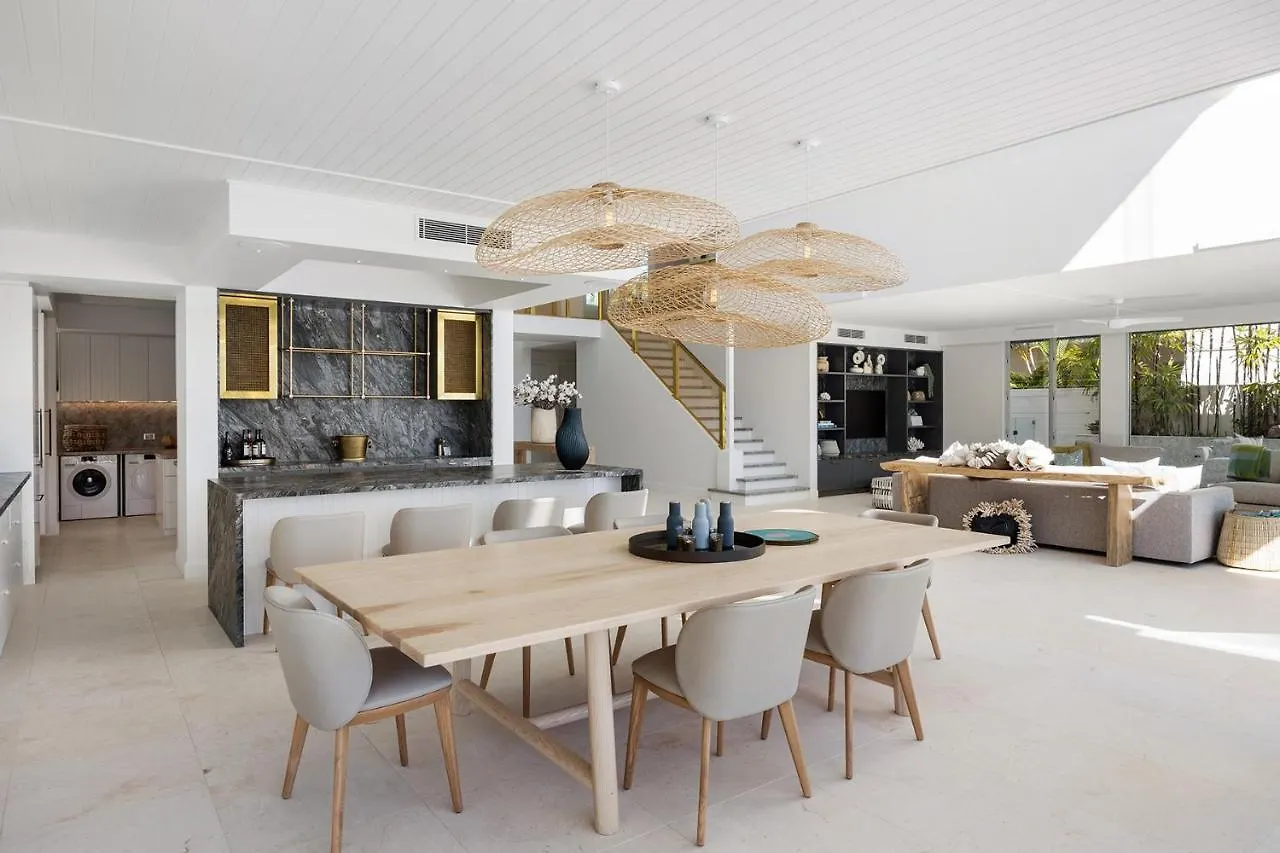펜션 Iluka, Luxurious Riverfront Retreat 누사 오스트레일리아