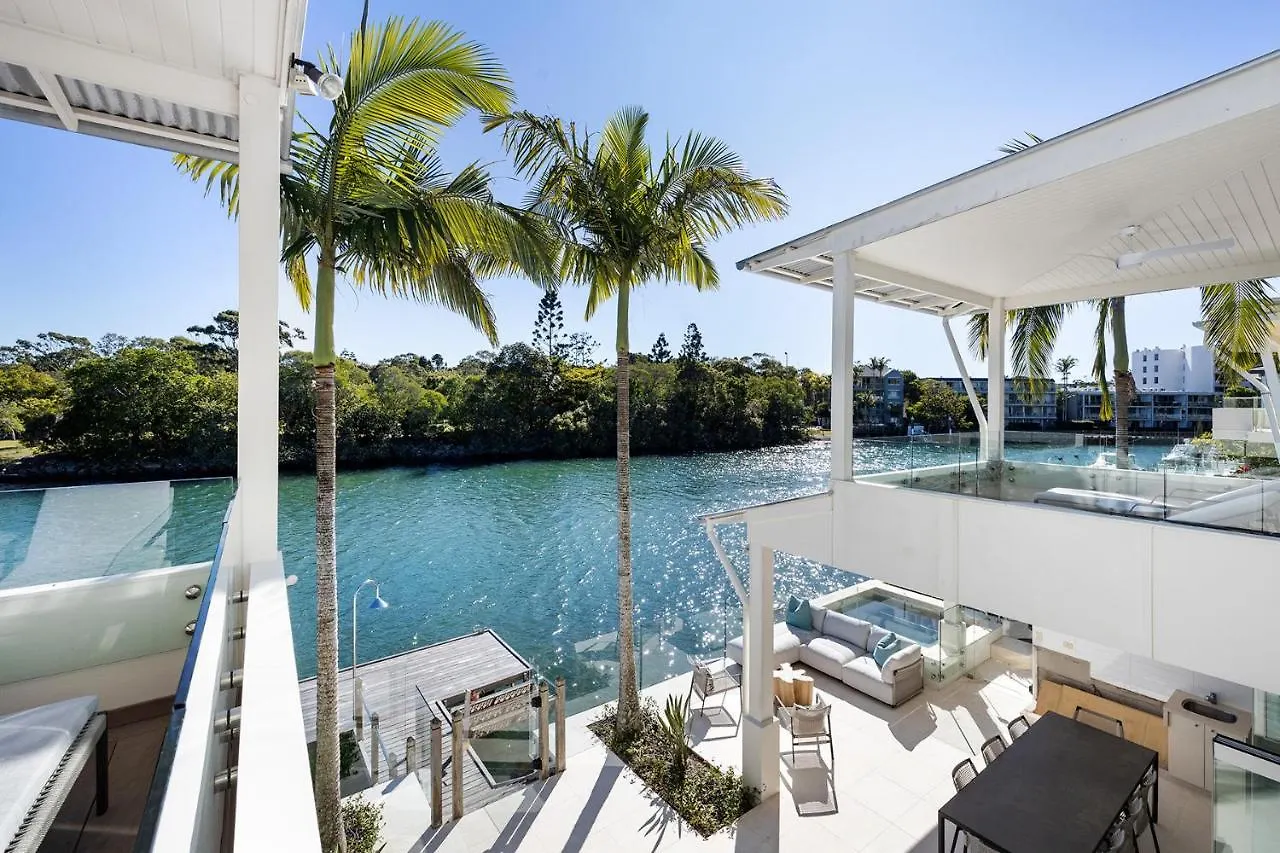 Iluka, Luxurious Riverfront Retreat 누사 0*,  오스트레일리아